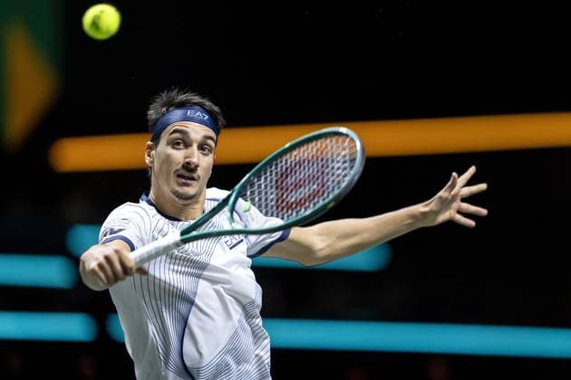 ROTTERDAM - Lorenzo Sonego (ITA) in action against Grigor Dimitrov (BUL) on the third day of the ABN AMRO Open tennis tournament in Ahoy. ANP SANDER KONING Third day 2024 xVIxANPxSportx xxANPxIVx 491099716 originalFilename: 491099716.jpg