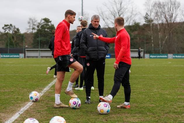 Friedhelm Funkel (Trainer 1.FC Kaiserslautern) mit Kevin Kraus (1.FC Kaiserslautern) und Jean Zimmer (1.FC Kaiserslautern), Training, 1. FC Kaiserslautern , Fussball, 2. Bundesliga, Saison 2023 2024, 14.02.2024 Friedhelm Funkel (Trainer 1.FC Kaiserslautern), Training, 1. FC Kaiserslautern , Fussball, 2. Bundesliga, Saison 2023 2024, 14.02.2024 Kaiserslautern