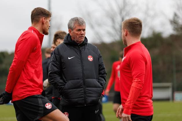Friedhelm Funkel (Trainer 1.FC Kaiserslautern) mit Kevin Kraus (1.FC Kaiserslautern) und Jean Zimmer (1.FC Kaiserslautern), Training, 1. FC Kaiserslautern , Fussball, 2. Bundesliga, Saison 2023 2024, 14.02.2024 Friedhelm Funkel (Trainer 1.FC Kaiserslautern), Training, 1. FC Kaiserslautern , Fussball, 2. Bundesliga, Saison 2023 2024, 14.02.2024 Kaiserslautern