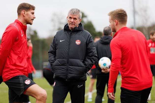 Sport Themen der Woche KW07 Sport Bilder des Tages Friedhelm Funkel (Trainer 1.FC Kaiserslautern) mit Kevin Kraus (1.FC Kaiserslautern) und Jean Zimmer (1.FC Kaiserslautern), Training, 1. FC Kaiserslautern , Fussball, 2. Bundesliga, Saison 2023 2024, 14.02.2024 Friedhelm Funkel (Trainer 1.FC Kaiserslautern), Training, 1. FC Kaiserslautern , Fussball, 2. Bundesliga, Saison 2023 2024, 14.02.2024 Kaiserslautern *** Friedhelm Funkel Coach 1 FC Kaiserslautern with Kevin Kraus 1 FC Kaiserslautern and Jean Zimmer 1 FC Kaiserslautern , Training, 1 FC Kaiserslautern , Football, 2 Bundesliga, Season 2023 2024, 14 02 2024 Friedhelm Funkel Coach 1 FC Kaiserslautern , Training, 1 FC Kaiserslautern , Football, 2 Bundesliga, Season 2023 2024, 14 02 2024 Kaiserslautern Copyright: xEibner-Pressefoto AlexanderxNeisx EP_ANS