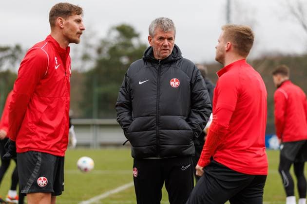 Friedhelm Funkel (Trainer 1.FC Kaiserslautern) mit Kevin Kraus (1.FC Kaiserslautern) und Jean Zimmer (1.FC Kaiserslautern), Training, 1. FC Kaiserslautern , Fussball, 2. Bundesliga, Saison 2023 2024, 14.02.2024 Friedhelm Funkel (Trainer 1.FC Kaiserslautern), Training, 1. FC Kaiserslautern , Fussball, 2. Bundesliga, Saison 2023 2024, 14.02.2024 Kaiserslautern