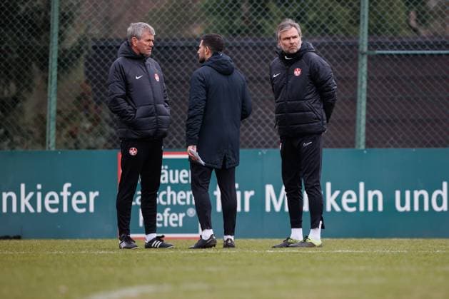 Friedhelm Funkel (Trainer 1.FC Kaiserslautern) mit Matthias Lust (Co Trainer 1.FC Kaiserslautern) rechts, Training, 1. FC Kaiserslautern , Fussball, 2. Bundesliga, Saison 2023 2024, 14.02.2024 Friedhelm Funkel (Trainer 1.FC Kaiserslautern), Training, 1. FC Kaiserslautern , Fussball, 2. Bundesliga, Saison 2023 2024, 14.02.2024 Kaiserslautern