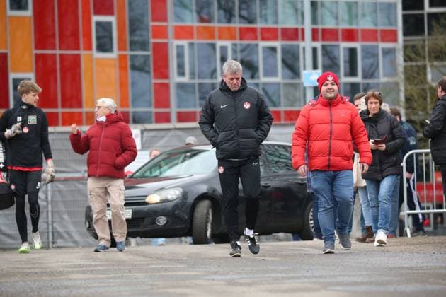 14.02.2024, xmohx, Fussball 2.Bundesliga, 1.FC Kaiserslautern Training emspor, v.l. Der neue Trainer Friedhelm Funkel (Kaiserslautern) beim ersten offiziellen Training (DFL DFB REGULATIONS PROHIBIT ANY USE OF PHOTOGRAPHS as IMAGE SEQUENCES and or QUASI-VIDEO) Kaiserslautern