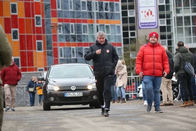 14.02.2024, xmohx, Fussball 2.Bundesliga, 1.FC Kaiserslautern Training emspor, v.l. Der neue Trainer Friedhelm Funkel (Kaiserslautern) beim ersten offiziellen Training (DFL DFB REGULATIONS PROHIBIT ANY USE OF PHOTOGRAPHS as IMAGE SEQUENCES and or QUASI-VIDEO) Kaiserslautern