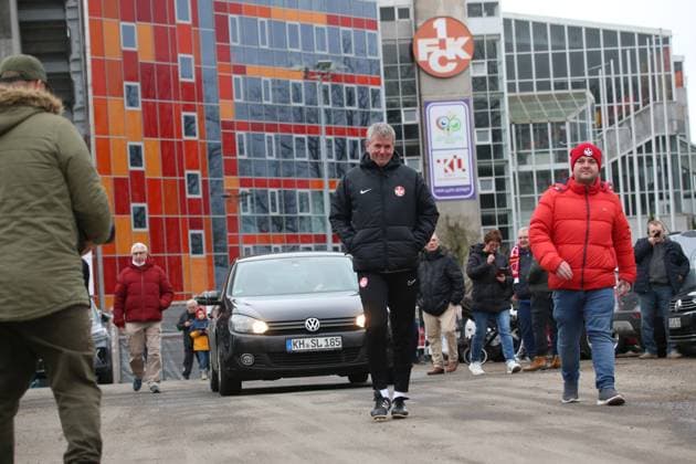14.02.2024, xmohx, Fussball 2.Bundesliga, 1.FC Kaiserslautern Training emspor, v.l. Der neue Trainer Friedhelm Funkel (Kaiserslautern) beim ersten offiziellen Training (DFL DFB REGULATIONS PROHIBIT ANY USE OF PHOTOGRAPHS as IMAGE SEQUENCES and or QUASI-VIDEO) Kaiserslautern