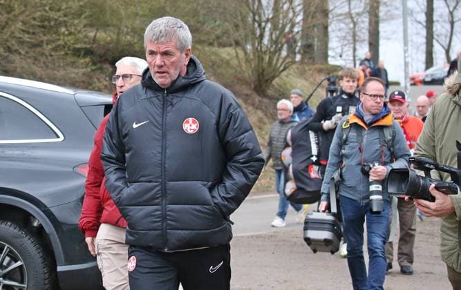 14.02.2024, xmohx, Fussball 2.Bundesliga, 1.FC Kaiserslautern Training emspor, v.l. Der neue Trainer Friedhelm Funkel (Kaiserslautern) beim ersten offiziellen Training (DFL DFB REGULATIONS PROHIBIT ANY USE OF PHOTOGRAPHS as IMAGE SEQUENCES and or QUASI-VIDEO) Kaiserslautern