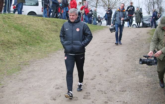 14.02.2024, xmohx, Fussball 2.Bundesliga, 1.FC Kaiserslautern Training emspor, v.l. Der neue Trainer Friedhelm Funkel (Kaiserslautern) beim ersten offiziellen Training (DFL DFB REGULATIONS PROHIBIT ANY USE OF PHOTOGRAPHS as IMAGE SEQUENCES and or QUASI-VIDEO) Kaiserslautern