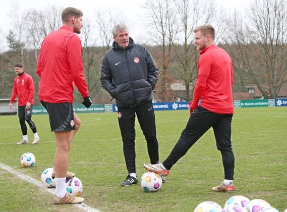 14.02.2024, xmohx, Fussball 2.Bundesliga, 1.FC Kaiserslautern Training emspor, v.l. Der neue Trainer Friedhelm Funkel (Kaiserslautern) beim ersten offiziellen Training (DFL DFB REGULATIONS PROHIBIT ANY USE OF PHOTOGRAPHS as IMAGE SEQUENCES and or QUASI-VIDEO) Kaiserslautern