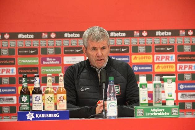 14.02.2024, xmohx, Fussball 2.Bundesliga, 1.FC Kaiserslautern Training emspor, v.l. Trainer Friedhelm Funkel bei der ersten offiziellen Pressekonferenz (DFL DFB REGULATIONS PROHIBIT ANY USE OF PHOTOGRAPHS as IMAGE SEQUENCES and or QUASI-VIDEO) Kaiserslautern