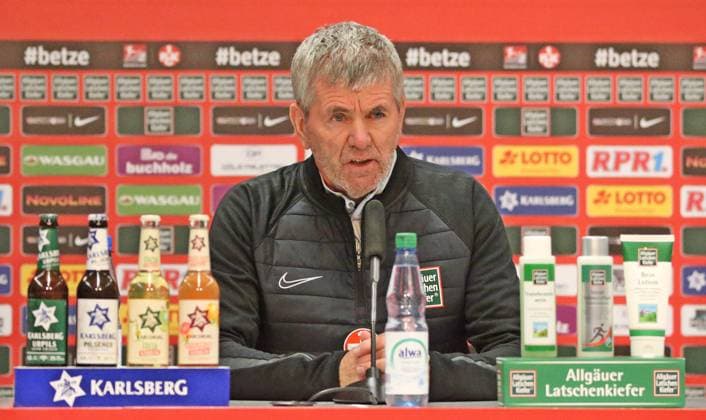 14.02.2024, xmohx, Fussball 2.Bundesliga, 1.FC Kaiserslautern Training emspor, v.l. Trainer Friedhelm Funkel bei der ersten offiziellen Pressekonferenz (DFL DFB REGULATIONS PROHIBIT ANY USE OF PHOTOGRAPHS as IMAGE SEQUENCES and or QUASI-VIDEO) Kaiserslautern