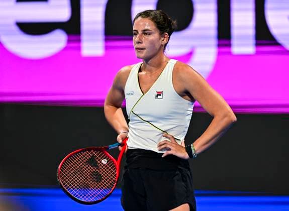 Qatar TotalEnergies Open - Day 4 Emma Navarro of the US is reacting during her third-round match against Elena Rybakina of Kazakhstan at the WTA, Tennis Damen 1000-Qatar TotalEnergies Open tennis tournament at the Khalifa International Tennis Complex in Doha, Qatar, on February 14, 2024. DOHA Qatar  Copyright: xNoushadxThekkayilx originalFilename:varittyakkal-qatartot240214_npeUi.jpg
