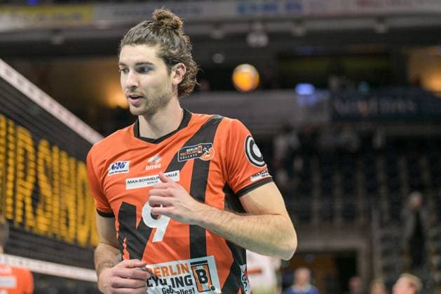 Berlin, Deutschland 14. Februar 2024: 1. VBL - 2023 2024 - Berlin Recycling Volleys vs. FT 1844 Freiburg Im Bild: Timothee Carle (BR Volleys) beim warmup Copyright: xFotostandx xReuhlx