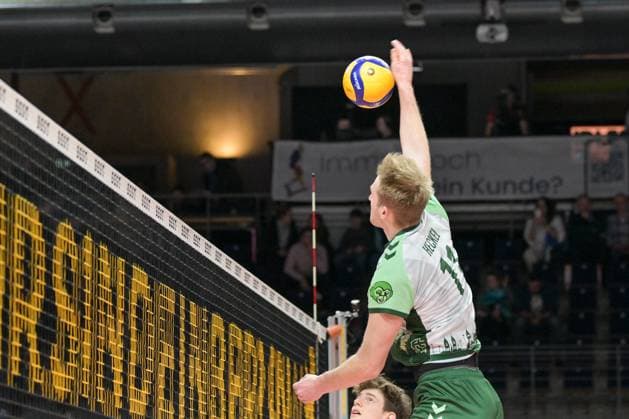 Berlin, Deutschland 14. Februar 2024: 1. VBL - 2023 2024 - Berlin Recycling Volleys vs. FT 1844 Freiburg Im Bild: Lennart Heckel (FT Freiburg) beim warmup Copyright: xFotostandx xReuhlx