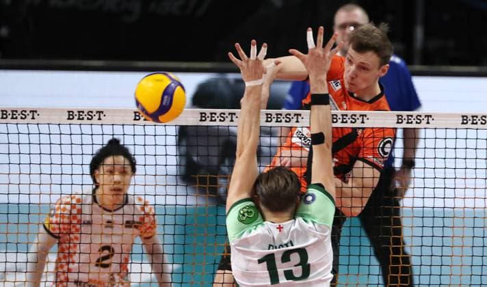 Timo Tammemaa im Angriff, Pascal Ristl Zweikampf Spielszene Aktion Volleyball Bundesliga Herren Saison 2023 2024 14.02.2024 BR Volleys Berlin BRV vs FW 1844 Freiburg