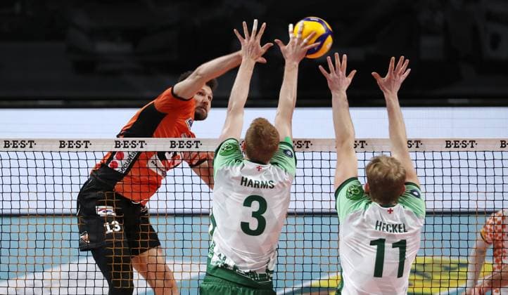 Ruben Schott im Angriff, Yannick Harms, Lennart Heckel Zweikampf Spielszene Aktion Volleyball Bundesliga Herren Saison 2023 2024 14.02.2024 BR Volleys Berlin BRV vs FW 1844 Freiburg