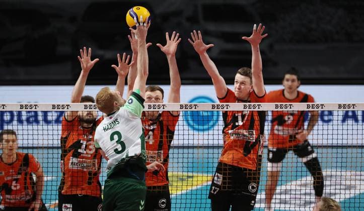 Yannick Harms im Angriff, Ruben Schott, Timo Tammemaa, Marek Sotola Zweikampf Spielszene Aktion Volleyball Bundesliga Herren Saison 2023 2024 14.02.2024 BR Volleys Berlin BRV vs FW 1844 Freiburg