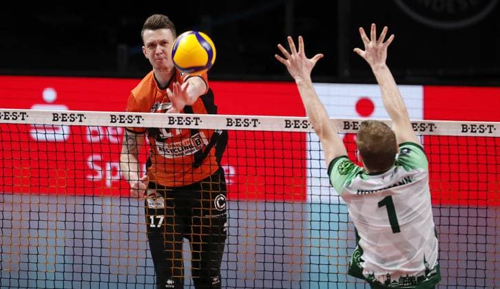 Marek Sotola im Angriff, Luc Hartmann Zweikampf Spielszene Aktion Volleyball Bundesliga Herren Saison 2023 2024 14.02.2024 BR Volleys Berlin BRV vs FW 1844 Freiburg