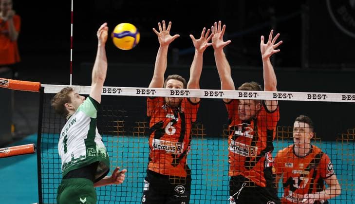 Luc Hartmann im Angriff, Johannes Tille, Saso Stalekar, Marek Sotola Zweikampf Spielszene Aktion Volleyball Bundesliga Herren Saison 2023 2024 14.02.2024 BR Volleys Berlin BRV vs FW 1844 Freiburg