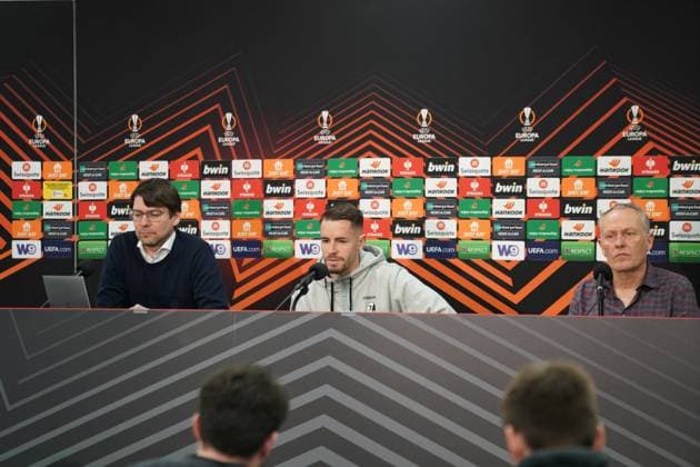 Pressekonferenz SC Freiburg in Lens, Frankreich - PK mit Trainer Christian Streich und Freiburgs Christian Günter vor dem Spiel in der Europa League 2023 2024, K.-o.-Runden Play-offs gegen den RC Lens im Bollaert-Delelis (Lens) Guenter, Fussball, Herren Copyright: xJoeranxSteinsiekx