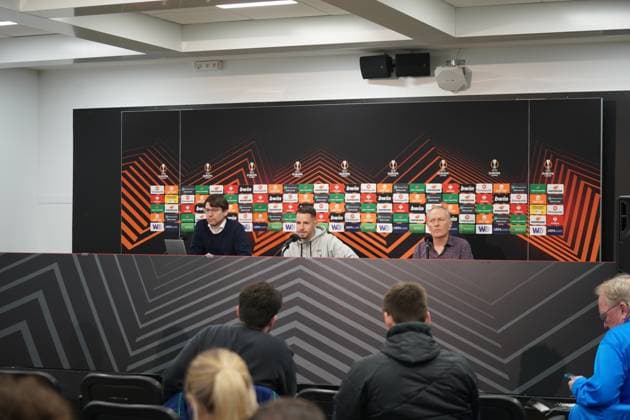 Pressekonferenz SC Freiburg in Lens, Frankreich - PK mit Trainer Christian Streich und Freiburgs Christian Günter vor dem Spiel in der Europa League 2023 2024, K.-o.-Runden Play-offs gegen den RC Lens im Bollaert-Delelis (Lens) Guenter, Fussball, Herren Copyright: xJoeranxSteinsiekx
