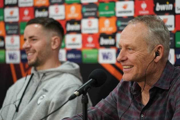 Pressekonferenz SC Freiburg in Lens, Frankreich - PK mit Trainer Christian Streich und Freiburgs Christian Günter vor dem Spiel in der Europa League 2023 2024, K.-o.-Runden Play-offs gegen den RC Lens im Bollaert-Delelis (Lens) Guenter, Fussball, Herren Copyright: xJoeranxSteinsiekx