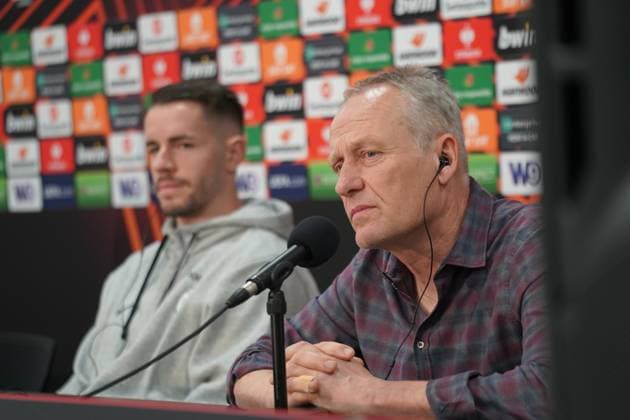 Pressekonferenz SC Freiburg in Lens, Frankreich - PK mit Trainer Christian Streich und Freiburgs Christian Günter vor dem Spiel in der Europa League 2023 2024, K.-o.-Runden Play-offs gegen den RC Lens im Bollaert-Delelis (Lens) Guenter, Fussball, Herren Copyright: xJoeranxSteinsiekx