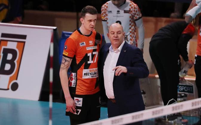 Trainer Joel Banks redet mit Marek Sotola Volleyball Bundesliga Herren Saison 2023 2024 14.02.2024 BR Volleys Berlin BRV vs FW 1844 Freiburg