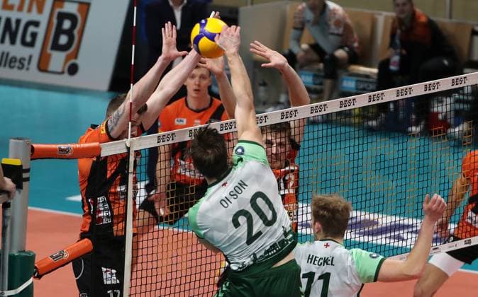 Levi Olson im Angriff, Marek Sotola, Saso Stalekar Zweikampf Spielszene Aktion Volleyball Bundesliga Herren Saison 2023 2024 14.02.2024 BR Volleys Berlin BRV vs FW 1844 Freiburg