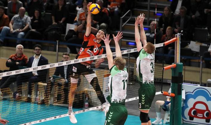 Timothee Carle im Angriff, Lennart Heckel, Yannick Harms Zweikampf Spielszene Aktion Volleyball Bundesliga Herren Saison 2023 2024 14.02.2024 BR Volleys Berlin BRV vs FW 1844 Freiburg