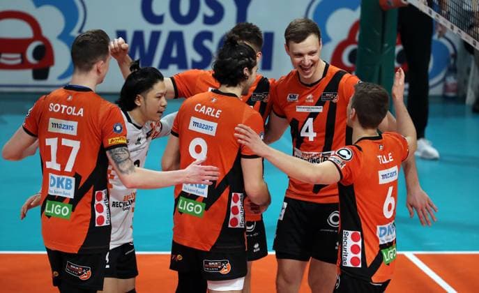 Marek Sotola, Satoshi Tsuiki, Timothee Carle, Ruben Schott, Timo Tammemaa, Johannes Tille jubelt nach Satzgewinn Freude Emotion Jubel Volleyball Bundesliga Herren Saison 2023 2024 14.02.2024 BR Volleys Berlin BRV vs FW 1844 Freiburg