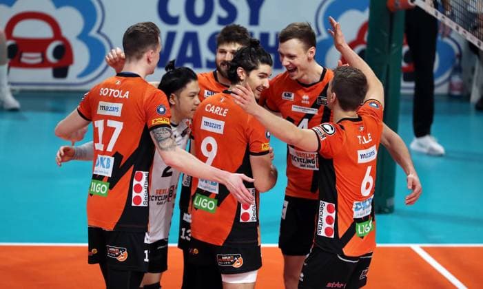 Marek Sotola, Satoshi Tsuiki, Timothee Carle, Ruben Schott, Timo Tammemaa, Johannes Tille jubelt nach Satzgewinn Freude Emotion Jubel Volleyball Bundesliga Herren Saison 2023 2024 14.02.2024 BR Volleys Berlin BRV vs FW 1844 Freiburg