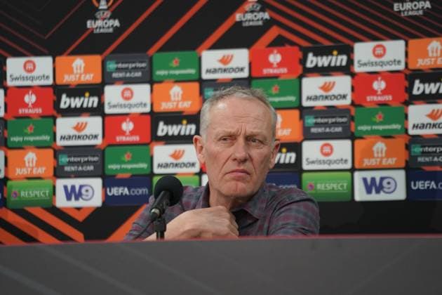 Pressekonferenz SC Freiburg in Lens, Frankreich - PK mit Trainer Christian Streich und Freiburgs Christian Günter vor dem Spiel in der Europa League 2023 2024, K.-o.-Runden Play-offs gegen den RC Lens im Bollaert-Delelis (Lens) Guenter, Fussball, Herren Copyright: xJoeranxSteinsiekx