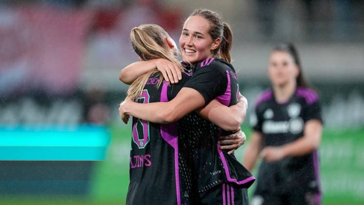 v.li.: Jill Baijings (FCB, 18), Torschützin Sydney Lohmann (FCB, 12), Spielerinnen vom FC Bayern München, jubeln über das Tor zum 0:2, Jubel, Torjubel, Torerfolg, celebrate the goal, goal, celebration, Jubel ueber das Tor, optimistisch, Spielszene, Highlight, Action, Aktion, 14.02.2024, Offenbach (Deutschland), Fussball, DFB-Pokal der Frauen, Achtelfinale, Kickers Offenbach - FC Bayern München, DFB DFL REGULATIONS PROHIBIT ANY USE OF PHOTOGRAPHS AS IMAGE SEQUENCES AND OR QUASI-VIDEO.