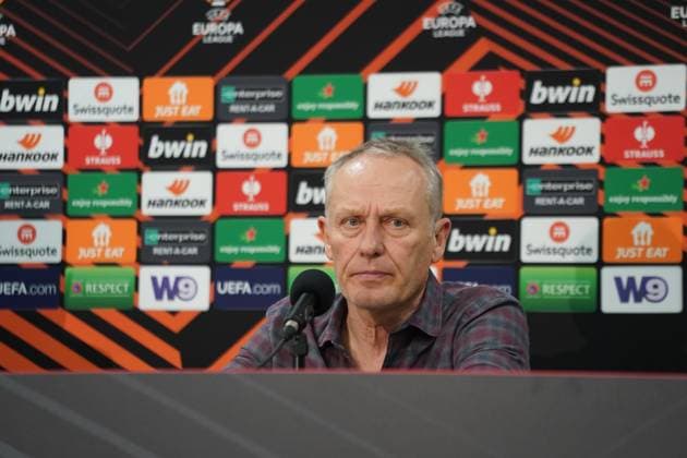 Pressekonferenz SC Freiburg in Lens, Frankreich - PK mit Trainer Christian Streich und Freiburgs Christian Günter vor dem Spiel in der Europa League 2023 2024, K.-o.-Runden Play-offs gegen den RC Lens im Bollaert-Delelis (Lens) Guenter, Fussball, Herren Copyright: xJoeranxSteinsiekx