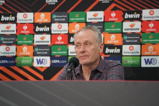 Pressekonferenz SC Freiburg in Lens, Frankreich - PK mit Trainer Christian Streich und Freiburgs Christian Günter vor dem Spiel in der Europa League 2023 2024, K.-o.-Runden Play-offs gegen den RC Lens im Bollaert-Delelis (Lens) Guenter, Fussball, Herren Copyright: xJoeranxSteinsiekx