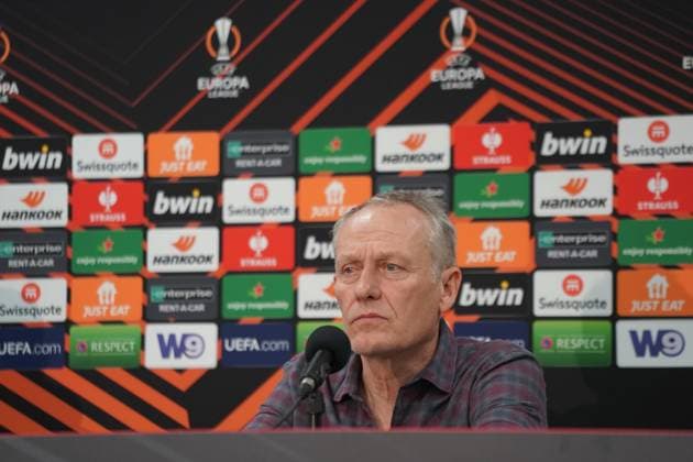 Pressekonferenz SC Freiburg in Lens, Frankreich - PK mit Trainer Christian Streich und Freiburgs Christian Günter vor dem Spiel in der Europa League 2023 2024, K.-o.-Runden Play-offs gegen den RC Lens im Bollaert-Delelis (Lens) Guenter, Fussball, Herren Copyright: xJoeranxSteinsiekx