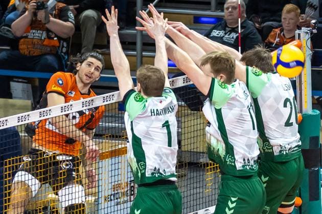 14.02.2024, Berlin, Volleyball: 1.Bundesliga, Maenner, 19. Spieltag, BR Volleys - FT 1844 Freiburg, Max-Schmeling-Halle. Berlins Timothee Carle (l-r) spielt den Ball gegen Freiburgs Block aus Luc Hartmann, Lennart Heckel und Levi Olson. BR Volleys - FT 1844 Freiburg