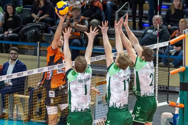 14.02.2024, Berlin, Volleyball: 1.Bundesliga, Maenner, 19. Spieltag, BR Volleys - FT 1844 Freiburg, Max-Schmeling-Halle. Berlins Timothee Carle (l-r) spielt den Ball gegen Freiburgs Block aus Luc Hartmann, Lennart Heckel und Levi Olson. BR Volleys - FT 1844 Freiburg