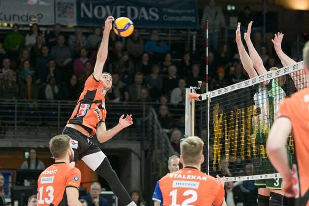 Berlin, Deutschland 14. Februar 2024: 1. VBL - 2023 2024 - Berlin Recycling Volleys vs. FT 1844 Freiburg Im Bild: Timothee Carle (BR Volleys) schmettert den Ball übers Netz, li.: Ruben Schott (BR Volleys), daneben Saso Stalekar (BR Volleys) Copyright: xFotostandx xReuhlx