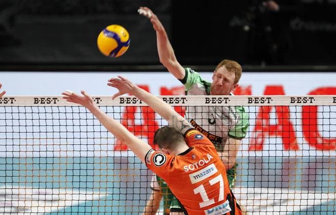Yannick Harms im Angriff, Marek Sotola Zweikampf Spielszene Aktion Volleyball Bundesliga Herren Saison 2023 2024 14.02.2024 BR Volleys Berlin BRV vs FW 1844 Freiburg