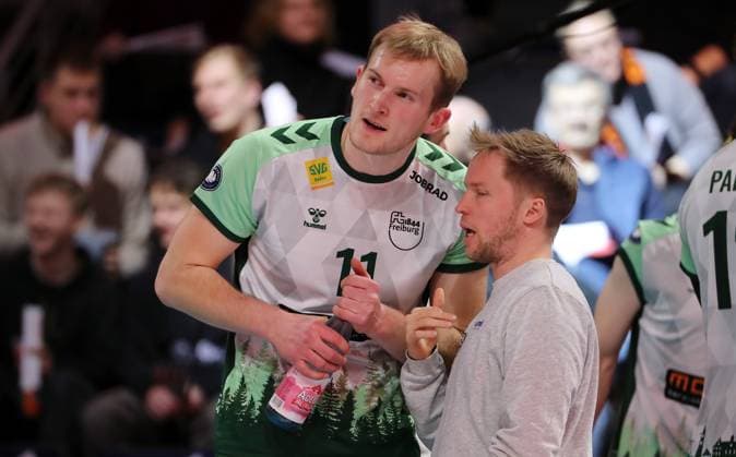 Trainer Jakob Schönhagen redet mit Lennart Heckel Volleyball Bundesliga Herren Saison 2023 2024 14.02.2024 BR Volleys Berlin BRV vs FW 1844 Freiburg