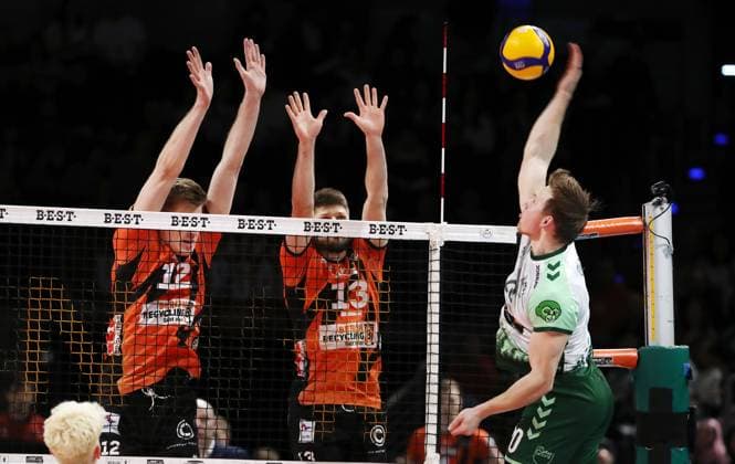 Levi Olson im Angriff, Saso Stalekar, Ruben Schott Zweikampf Spielszene Aktion Volleyball Bundesliga Herren Saison 2023 2024 14.02.2024 BR Volleys Berlin BRV vs FW 1844 Freiburg