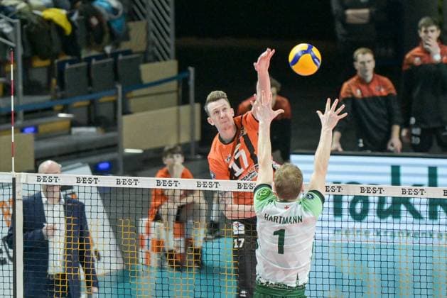 Berlin, Deutschland 14. Februar 2024: 1. VBL - 2023 2024 - Berlin Recycling Volleys vs. FT 1844 Freiburg Im Bild: v. li. im Zweikampf Marek Sotola (BR Volleys), Luc Hartmann (FT Freiburg) Copyright: xFotostandx xReuhlx