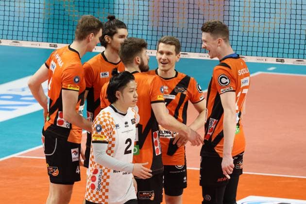 DEU, DVV, 1.VBL, BR Volleys vs. FT1844 Freiburg, 14.02.2024, Max-Schmeling-Halle, Berlin, DEU, DVV, 1.VBL, BR Volleys vs. FT1844 Freiburg, im Bild BR Volleys-Spielerkreis, Satoshi Tsuiki (BR Volleys 2) Foto: Juergen Engler nordphoto GmbH