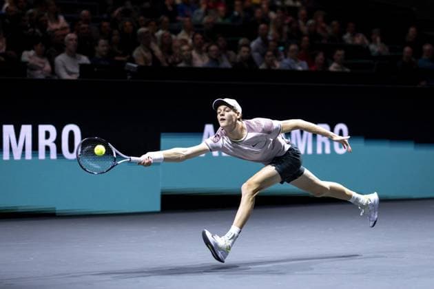 ROTTERDAM - Jannik Sinner (ITA) in action against Botic van de Zandschulp on the third day of the ABN AMRO Open tennis tournament in Ahoy. ANP SANDER KONING Third day 2024 xVIxANPxSportx xxANPxIVx 491120823 originalFilename: 491120823.jpg