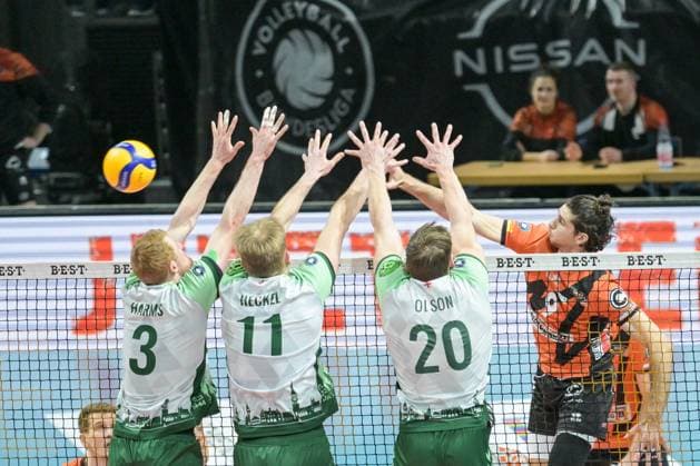 Berlin, Deutschland 14. Februar 2024: 1. VBL - 2023 2024 - Berlin Recycling Volleys vs. FT 1844 Freiburg Im Bild: v. li. im Zweikampf Yannick Harms (FT Freiburg), Lennart Heckel (FT Freiburg), Levi Olson (FT Freiburg), Timothee Carle (BR Volleys) Copyright: xFotostandx xReuhlx