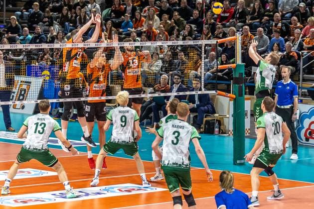 14.02.2024, Berlin, Volleyball: 1.Bundesliga, Maenner, 19. Spieltag, BR Volleys - FT 1844 Freiburg, Max-Schmeling-Halle. Luc Hartmann (r-l) von FT 1844 Freiburg spielt den Ball gegen den Block aus Ruben Schott, Timo Tammemaa und Marek Sotola. BR Volleys - FT 1844 Freiburg