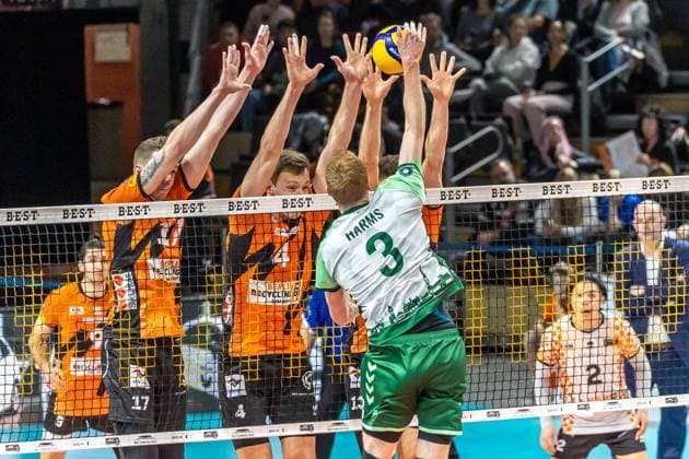 14.02.2024, Berlin, Volleyball: 1.Bundesliga, Maenner, 19. Spieltag, BR Volleys - FT 1844 Freiburg, Max-Schmeling-Halle. Yannick Harms (r-l) von FT 1844 Freiburg spielt den Ball gegen den Block aus Berlins Timo Tammemaa und Marek Sotola. BR Volleys - FT 1844 Freiburg