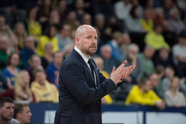 GER, Basketball, easy Credit-BBL, EWE Baskets Oldenburg vs HAKRO Merlins Crailsheim 14.02.2024, EWE Arena, Oldenburg, GER, easy Credit-BBL, EWE Baskets Oldenburg vs HAKRO Merlins Crailsheim, im Bild Jussi LAAKSO ( HAKRO Merlins Crailsheim Headcoach Trainer ) feuert seine Jungs an