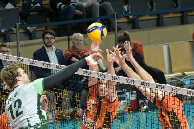 Berlin, Deutschland 14. Februar 2024: 1. VBL - 2023 2024 - Berlin Recycling Volleys vs. FT 1844 Freiburg Im Bild: v. li. im Zweikampf Ian Perish (FT Freiburg), Timo Tammemaa (BR Volleys), Timothee Carle (BR Volleys) Copyright: xFotostandx xReuhlx
